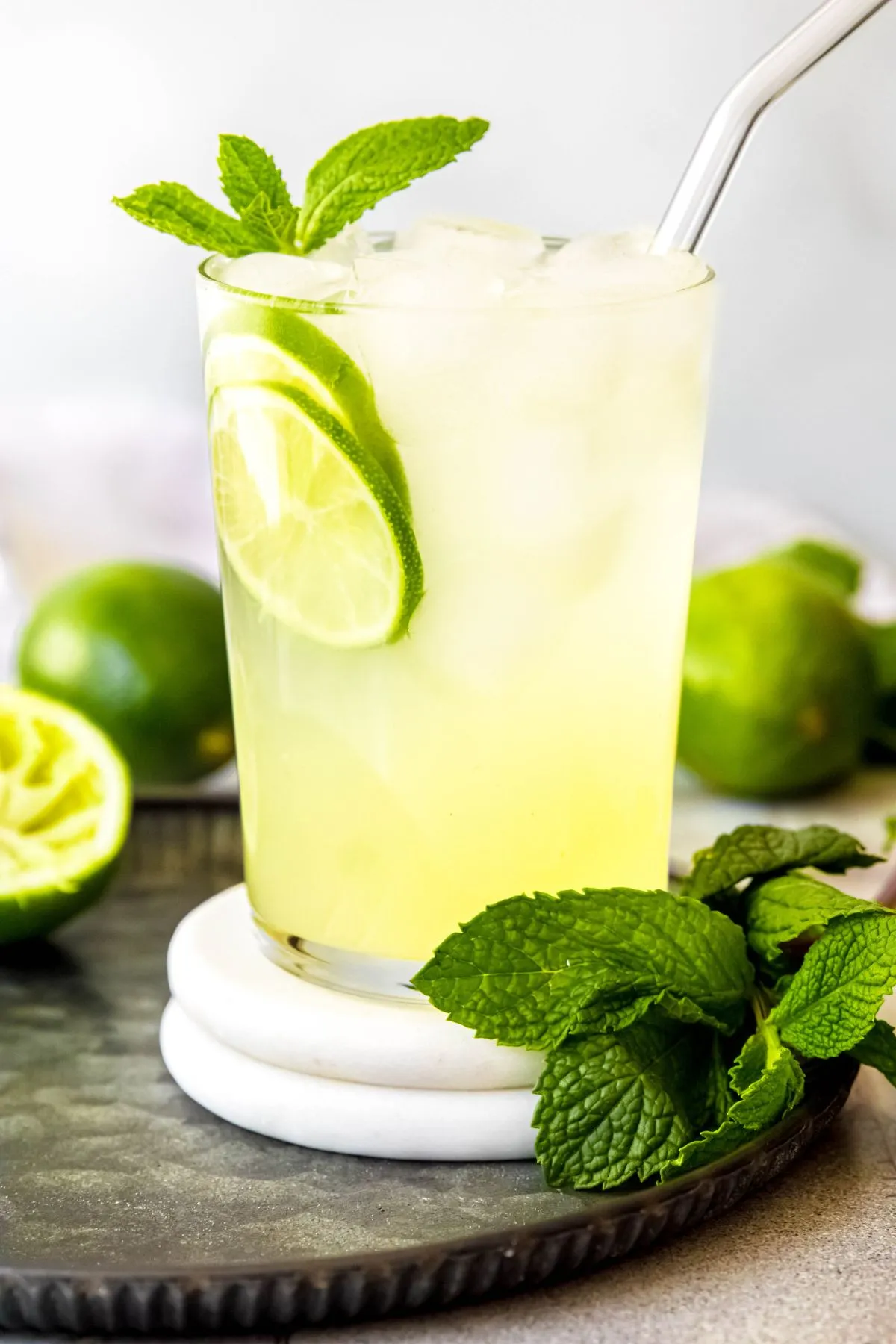 Starbucks Cool Lime Refresher Copycat im Glas mit Glasstrohhalm, Minze und Limettenscheiben.