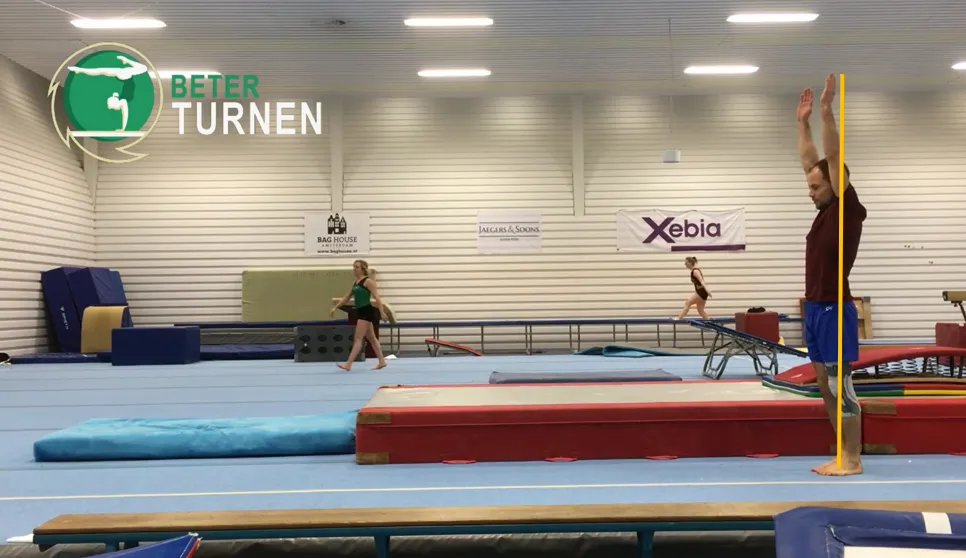 Startposition des Handstands: Aufrechter Stand mit Armen nach oben