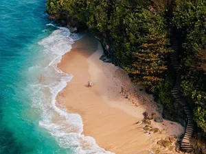Steile Kreidefelsen und die Ostseeküste bei Rügen