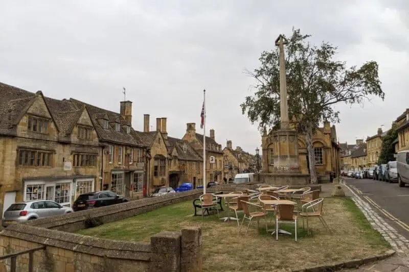 Steinerne Reihenhäuser und ein kleiner Gastgarten eines Cafés in Chipping Campden