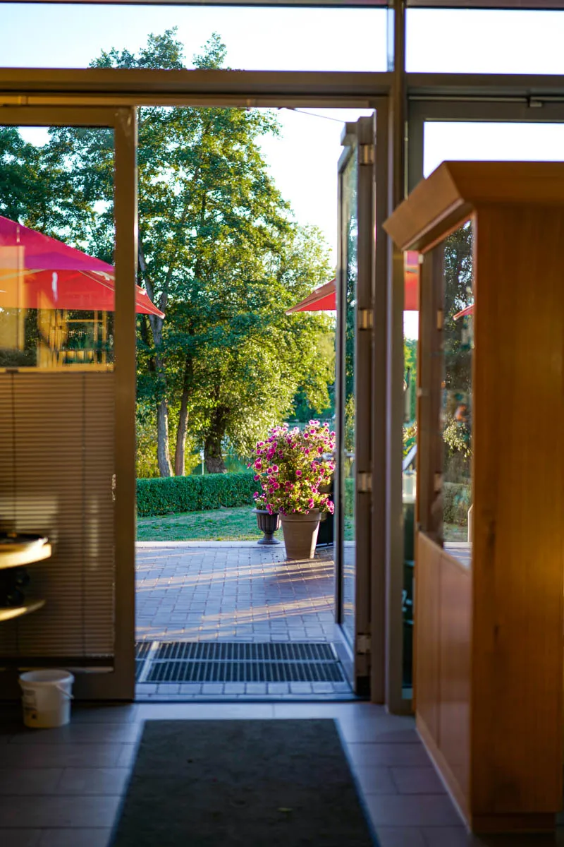 Sternenbeobachtung vom Bett im Green Tiny House durch das Panoramadachfenster