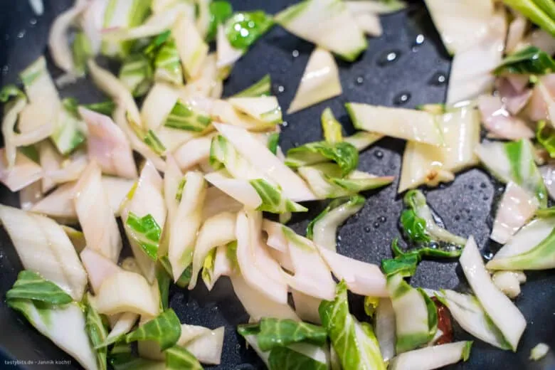 Stiele vom Mangold anbraten