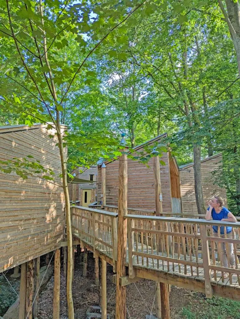 Stilvolle und naturnahe Einrichtung eines Baumhauses im Naturhotel Norddeutschland