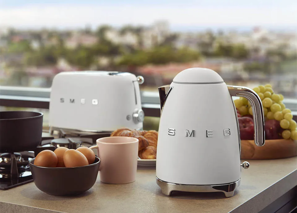 Stilvolles Smeg Wasserkocher-Toaster-Set in Retro-Küche