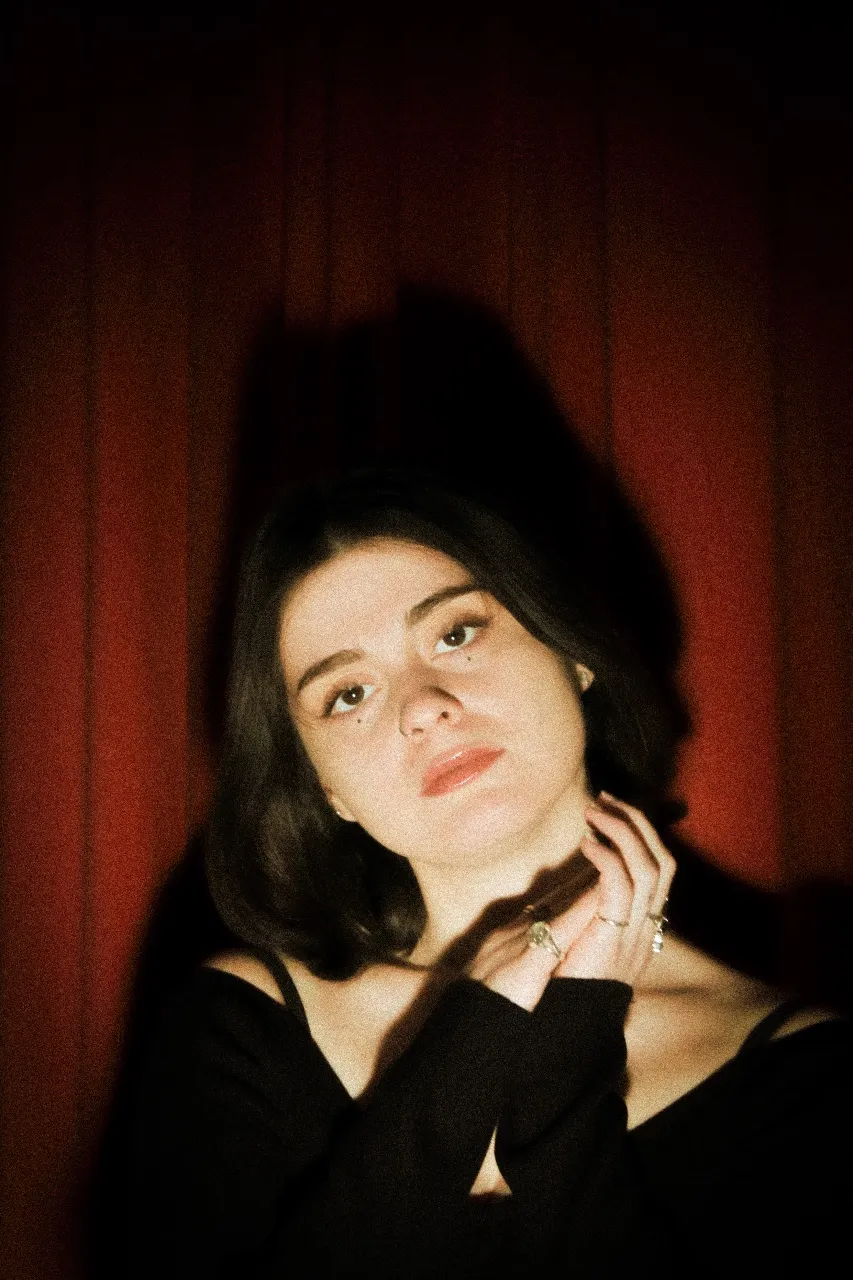 Stimmungsvolle Ansicht eines gemütlichen Abends, der zum Genießen von Schokofondue einlädt