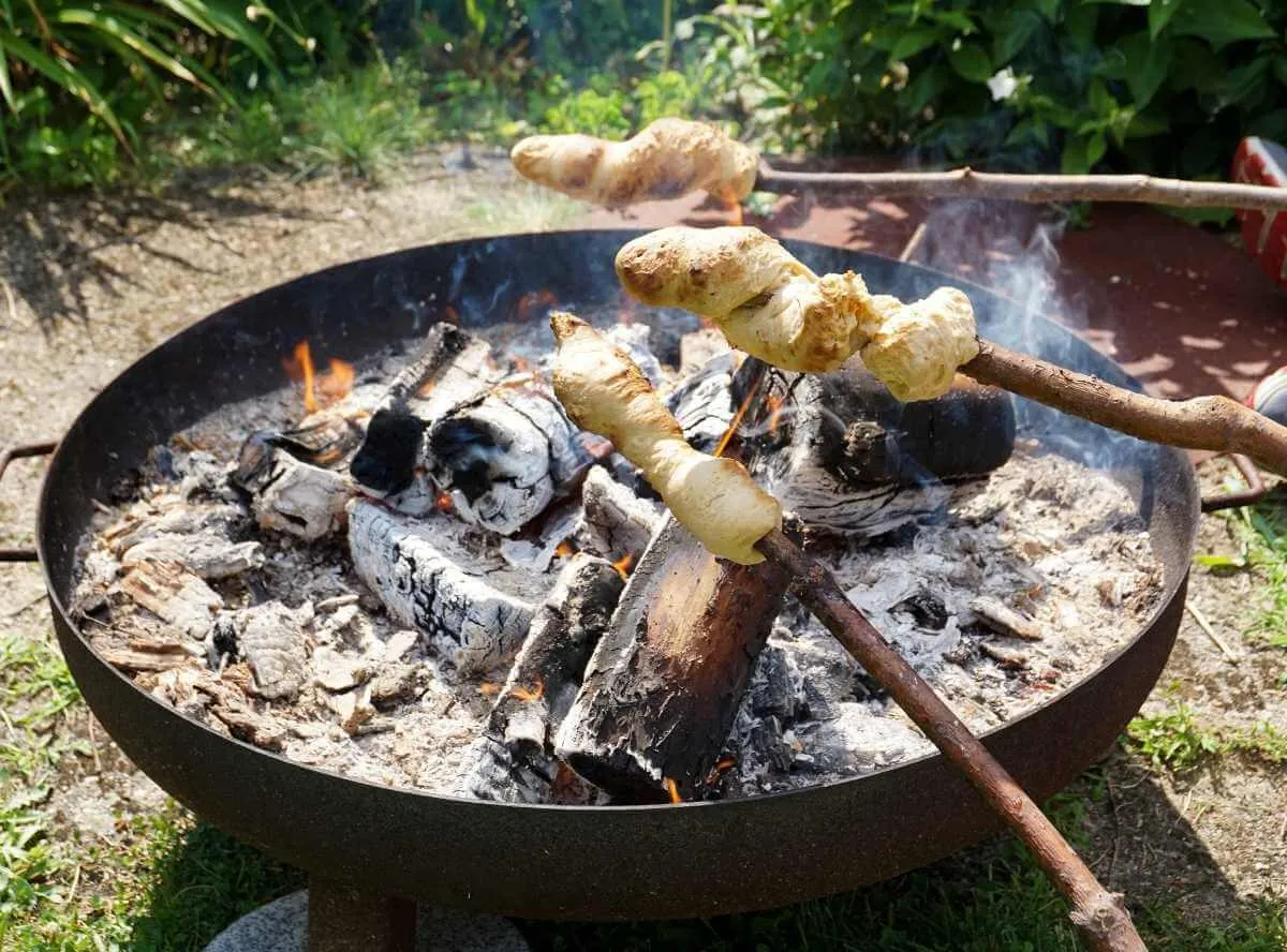 Stockbrot und Knüppelkuchen, über dem Lagerfeuer gebacken, für ein gemütliches Beisammensein.
