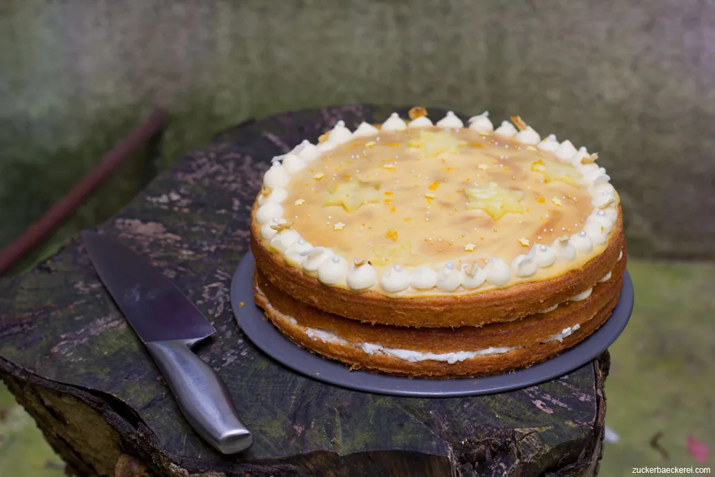 Strahlend gelbe Ananas-Torte mit exotischer Dekoration, perfekt für einen 11. Geburtstag