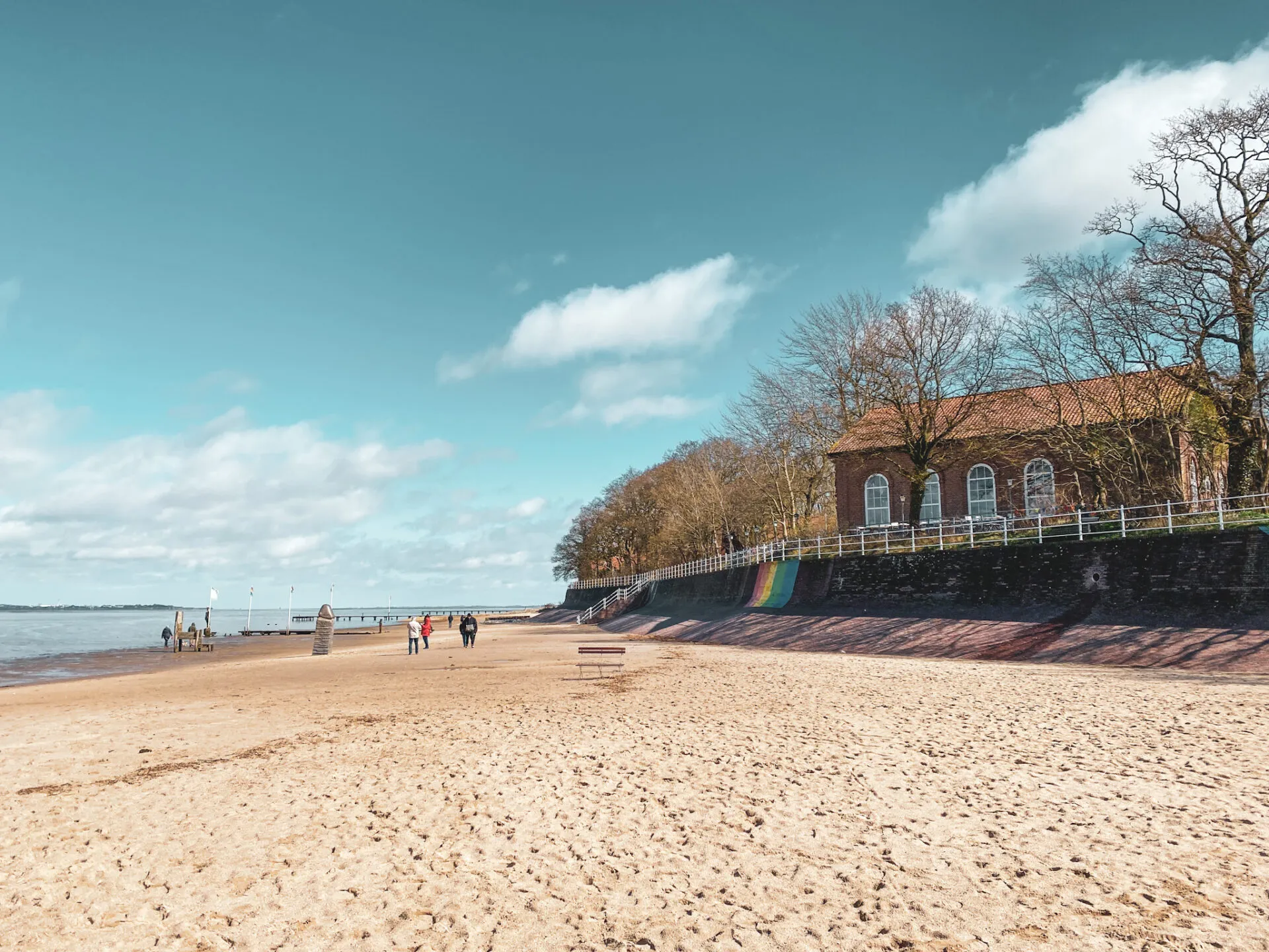 Strand am Jadebusen vor dem Kurhaus in Dangast