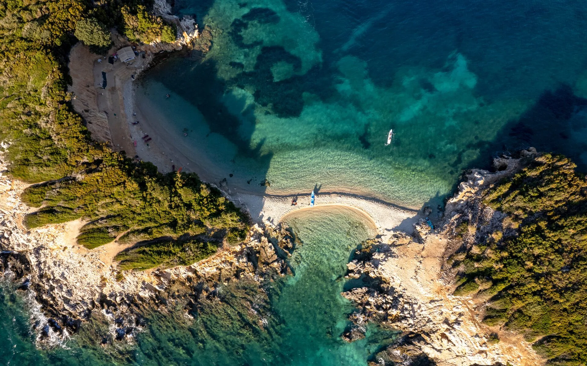 Strand an der Albanischen Riviera bei Sonnenuntergang