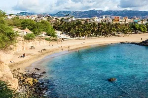 Strand auf Santiago, Kapverden, mit vulkanischem Sand und Palmen, ein einzigartiges Ziel für Juli-Reisen.