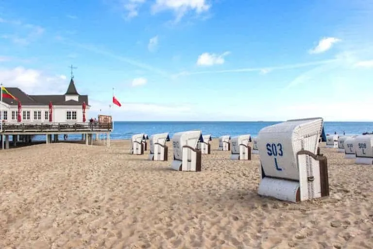 Strand auf Usedom mit Sonnenschirmen und blauem Himmel