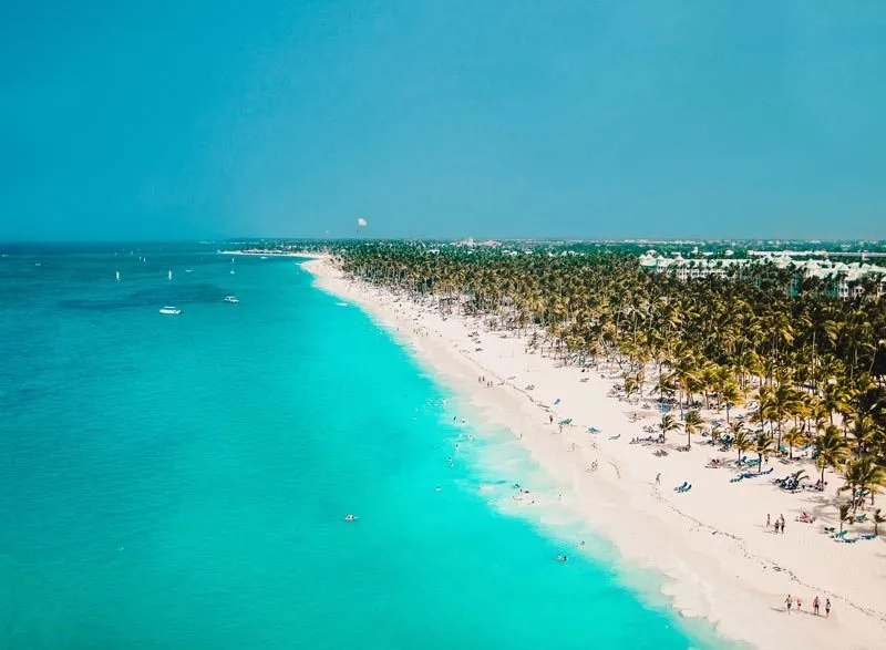 Strand in der Dominikanischen Republik mit türkisfarbenem Wasser