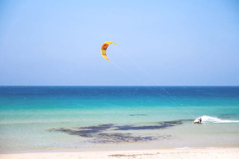 Strand in Tarifa, Andalusien mit Kitersurfern und Blick auf Afrika
