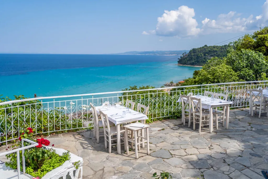 Strand Kallithea auf Chalkidiki mit türkisfarbenem Wasser und Blick auf den Berg Athos