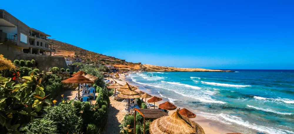 Strand mit Liegestühlen und Sonnenschirmen