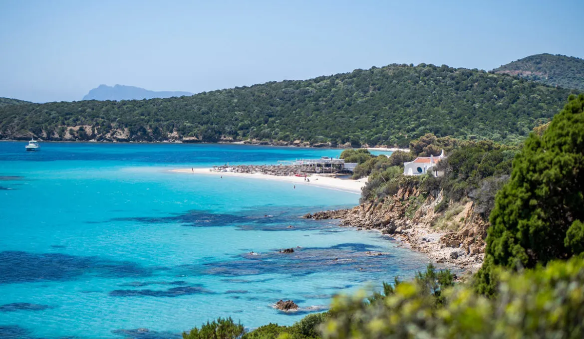 Strand Tuerredda auf Sardinien mit türkisfarbenem Wasser und strahlend blauem Himmel