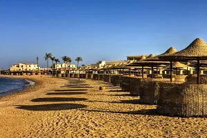 Strand und Palmen in Ägypten, ein beliebtes Reiseziel für warme Oktoberferien