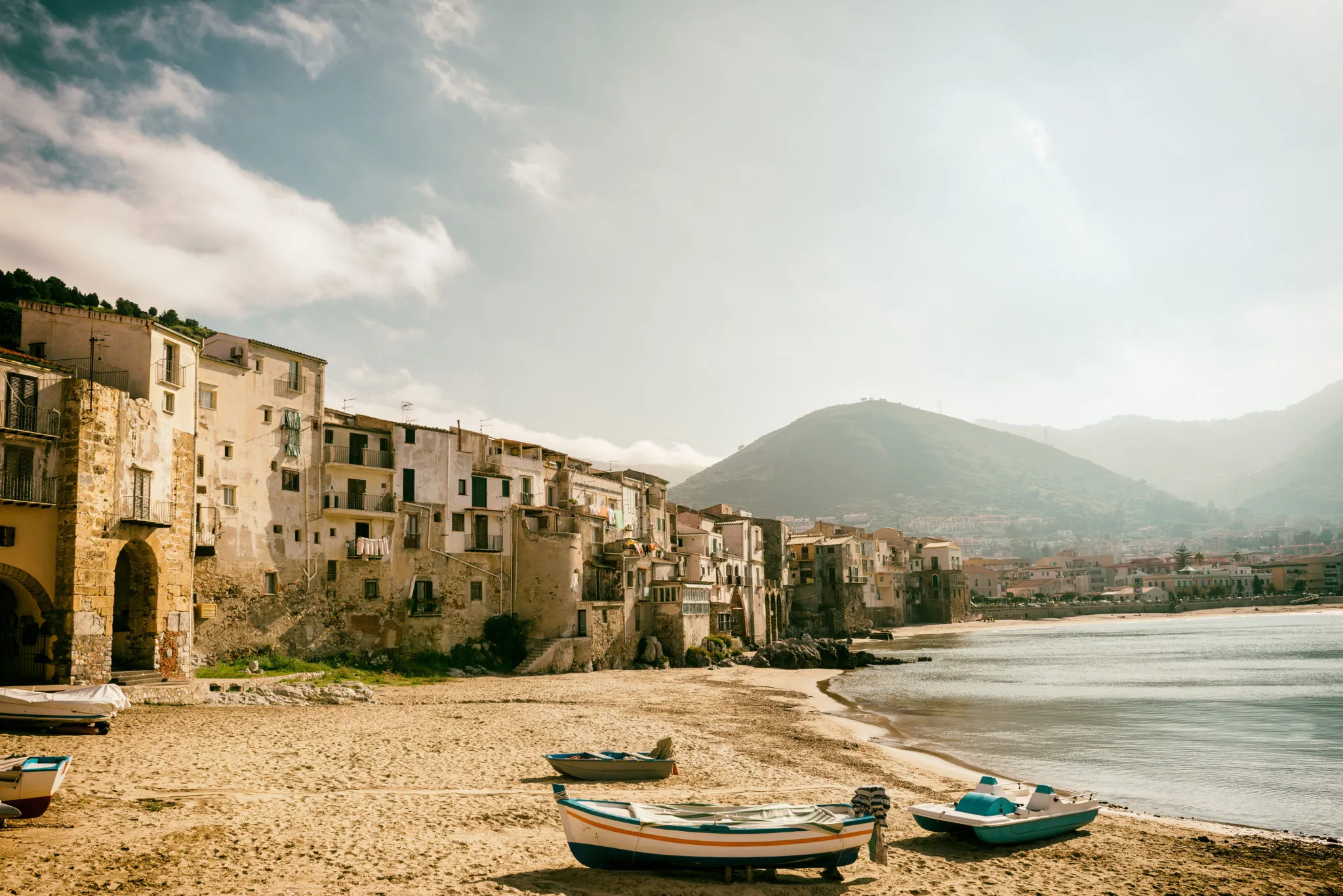 Strand von Cefalù in Sizilien