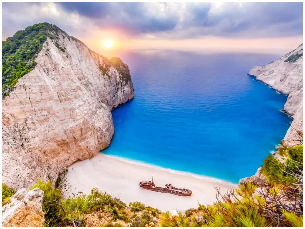Strand von Navagio, auch bekannt als „Schmugglerbucht“