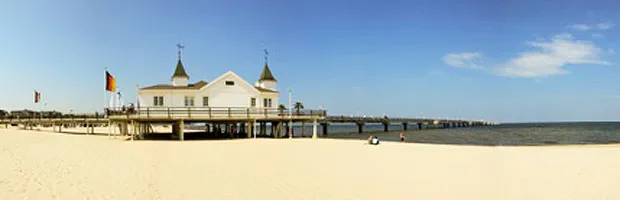Strandabschnitt der deutschen Ostseeküste bei Sonnenlicht, ideal für einen Ostsee Urlaub Hotel