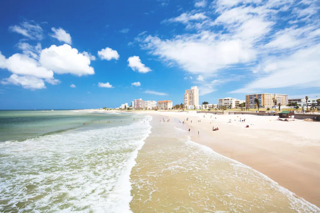 Strandansicht von Port Elizabeth, der &quot;Windy City&quot; und Endpunkt vieler Garden Route Reisetipps