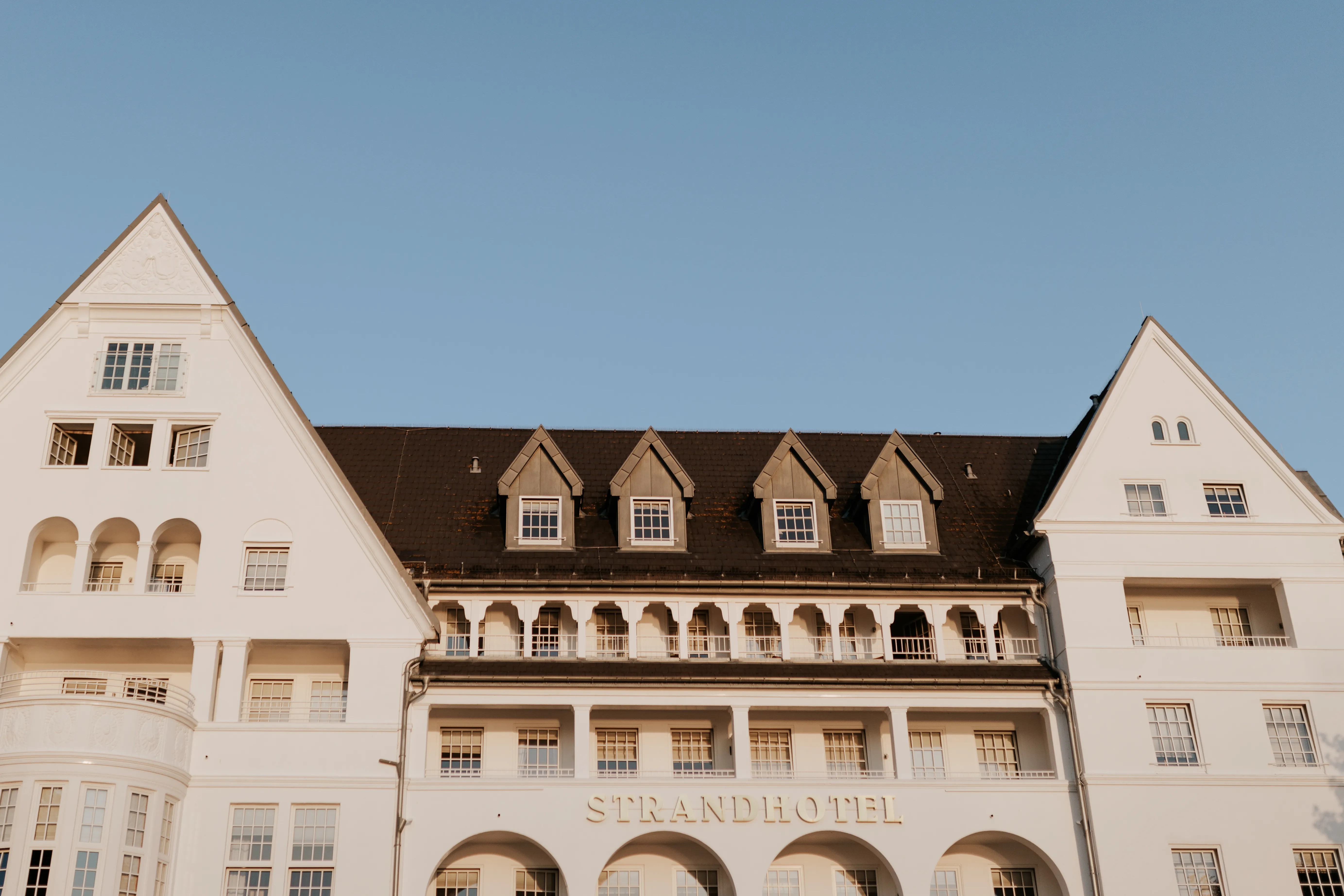 Strandhotel Glücksburg mit Blick auf die Förde