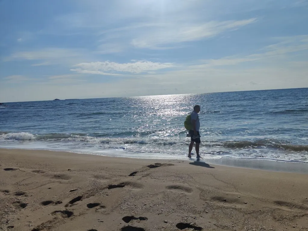 Strandliege und türkisblaues Meer: Entspannung pur in Griechenland