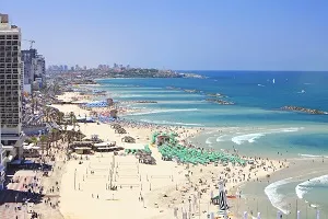Strandpromenade in Tel Aviv, Israel, mit Blick auf das Mittelmeer und die Skyline, ideal für warme Sommertage im Juli.