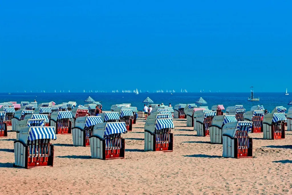 Strandurlaub in Deutschland heißt Strandkörbe am Meer, hier am Scharbeutzer Strand.