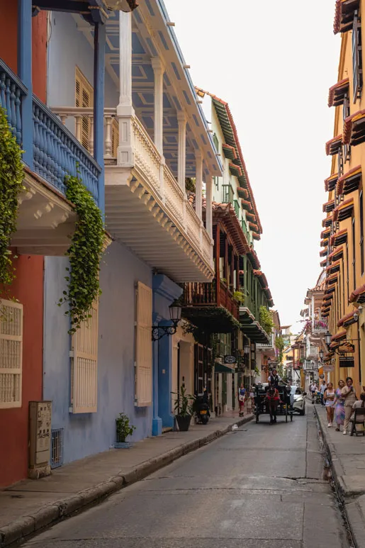 Straße in einem historischen Stadtviertel mit Gebäuden und einer Pferdekutsche