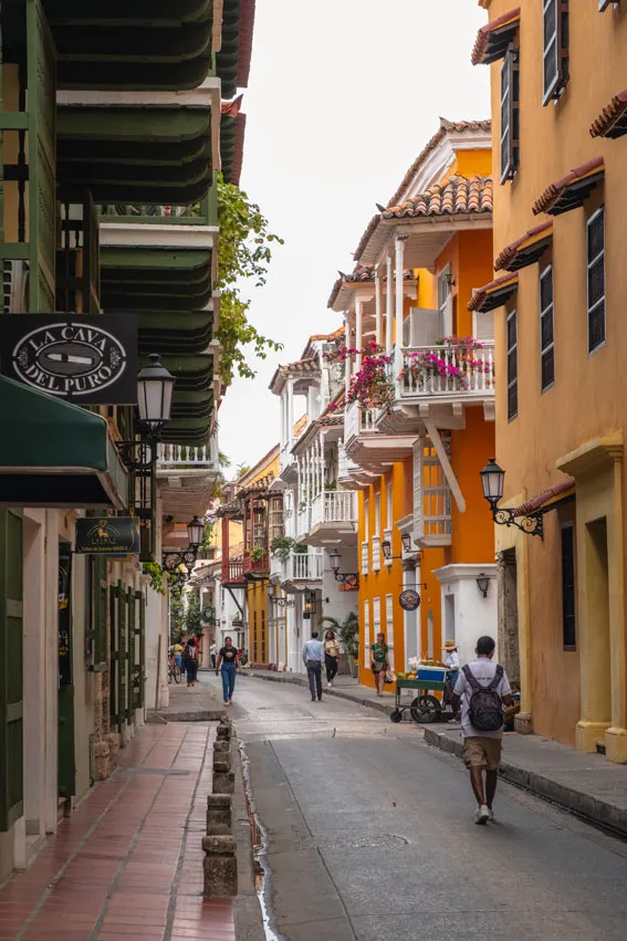 Straße mit farbenfrohen Gebäuden und Geschäften in einer deutschen Altstadt