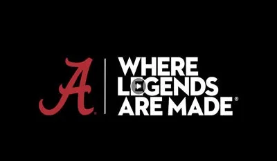 Straßenszene in Berlin mit dem Brandenburger Tor im Hintergrund