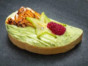Stremellachs auf cremiger Avocadocreme auf einem Brötchen