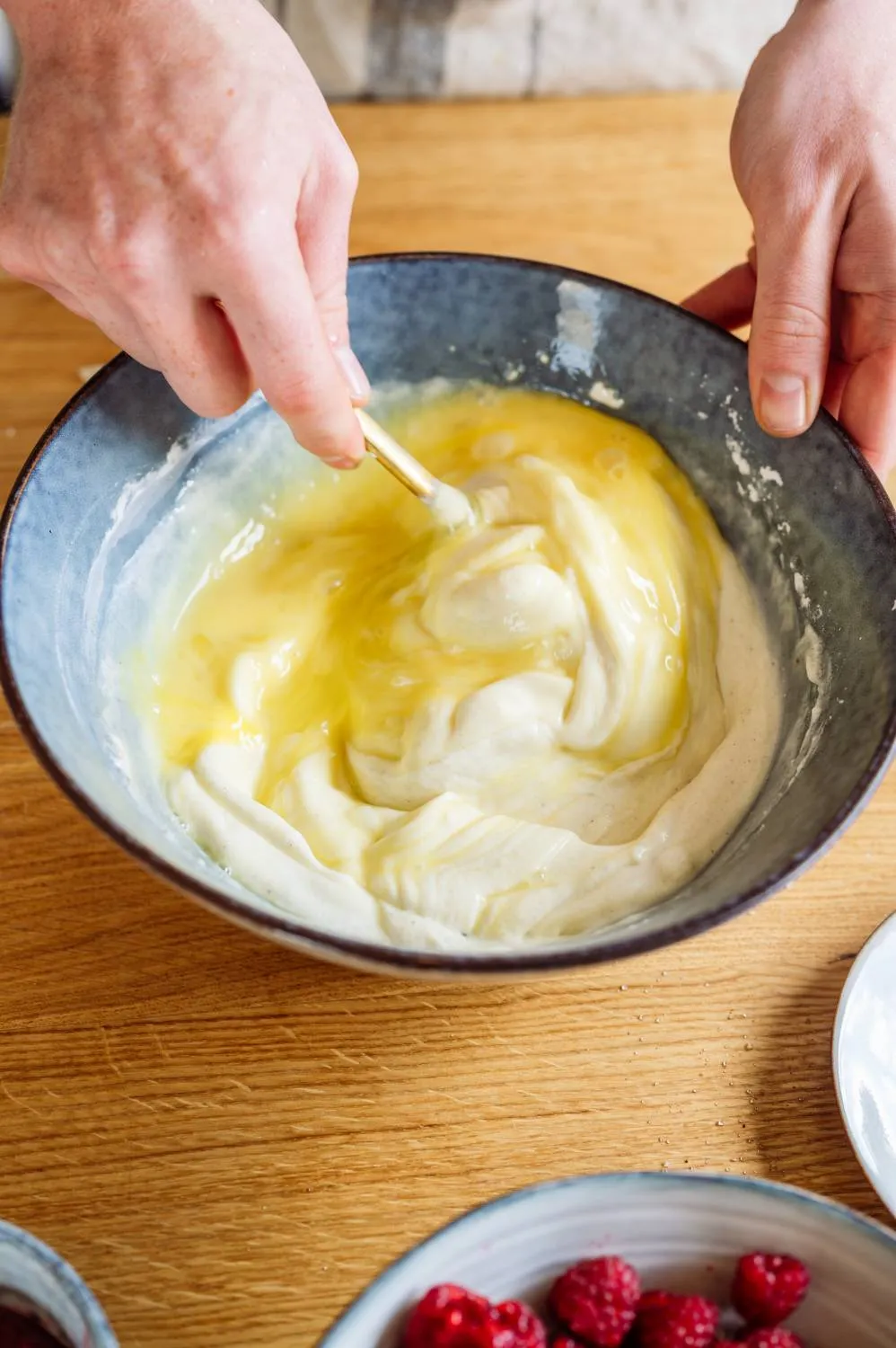 Streuselteig mit Haferflocken für extra Crunch auf dem sommerlichen Geburtstagskuchen
