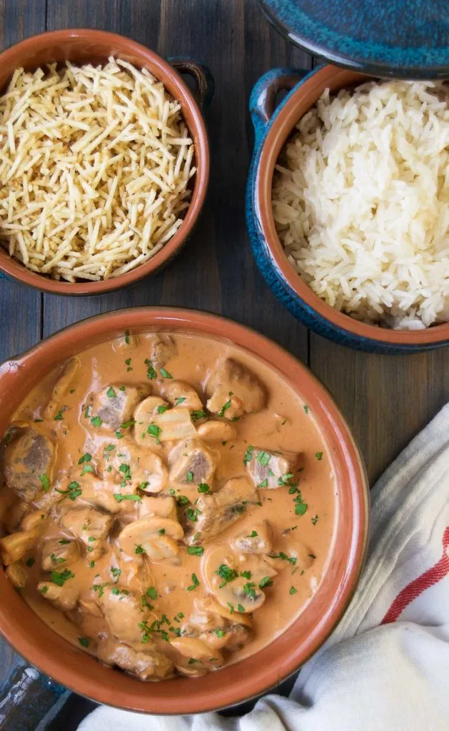 Stroganoff mit goldbraunen Kartoffel-Sticks und Reis als Beilage