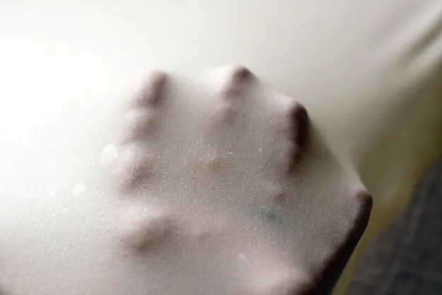 Strudelteig auf einem bemehlten Tuch hauchdünn ausziehen, fast durchsichtig für ein authentisches Strudel Rezept