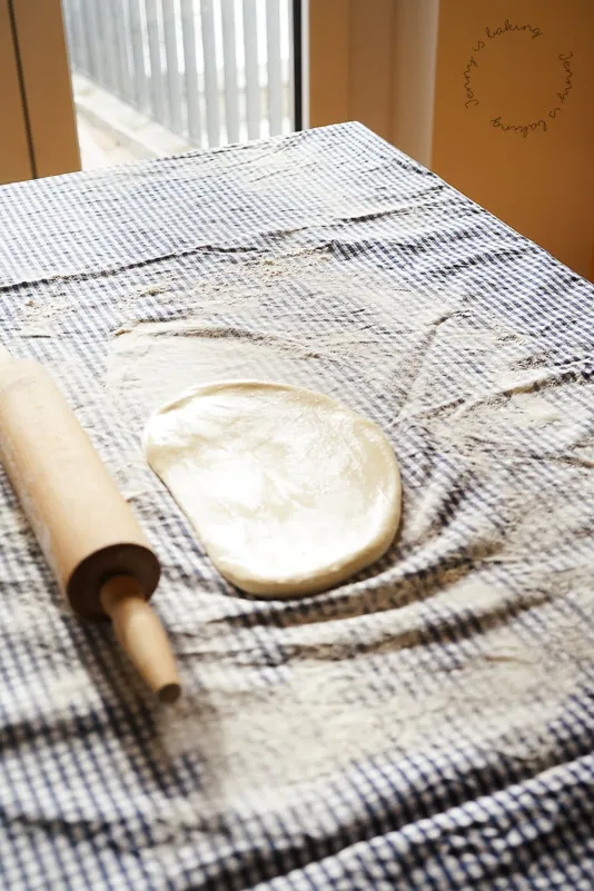 Strudelteig kurz vor dem Ausziehen