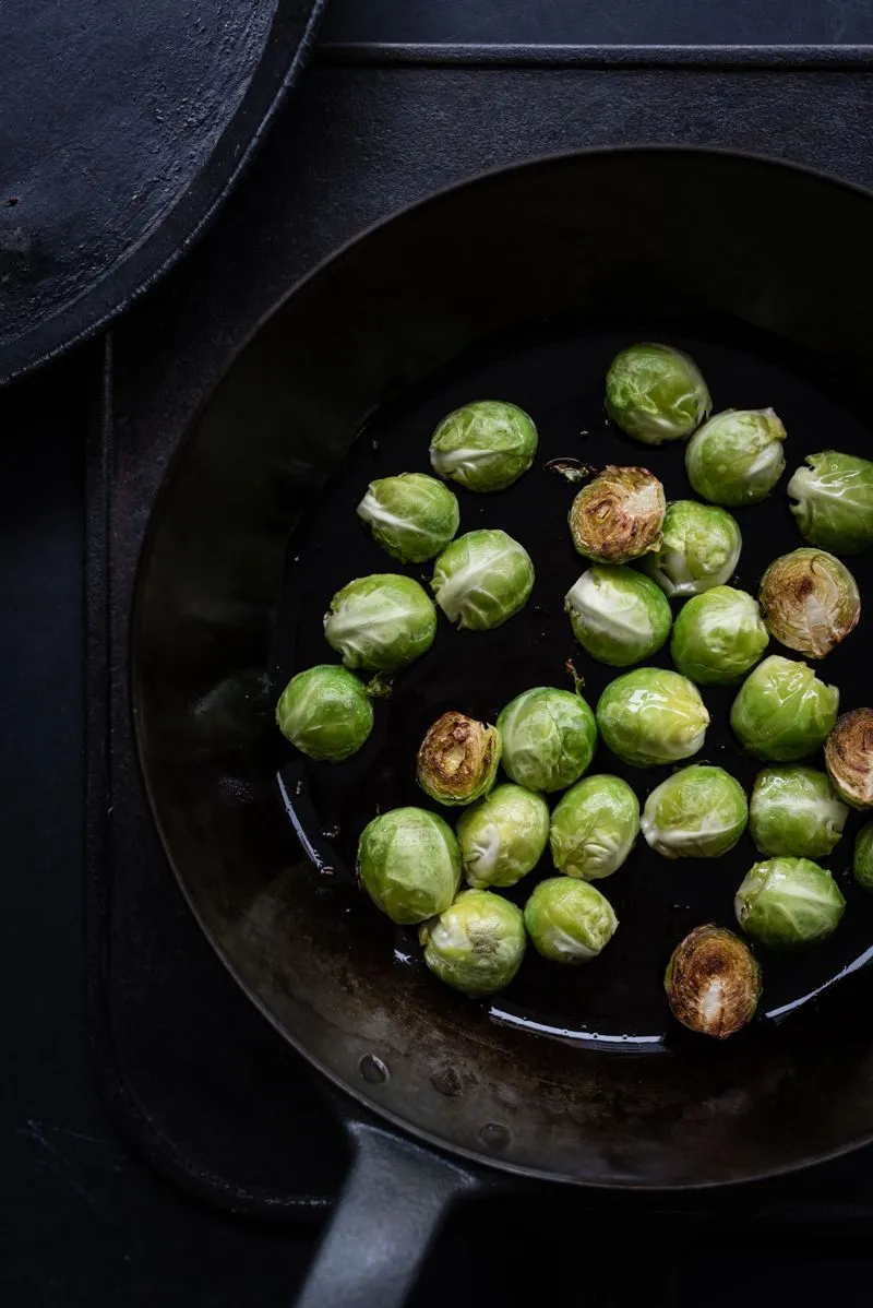 Stück einer Rosenkohl-Frittata mit geschmolzenem Bergkäse und Ei, ideal als Vorspeise oder Snack