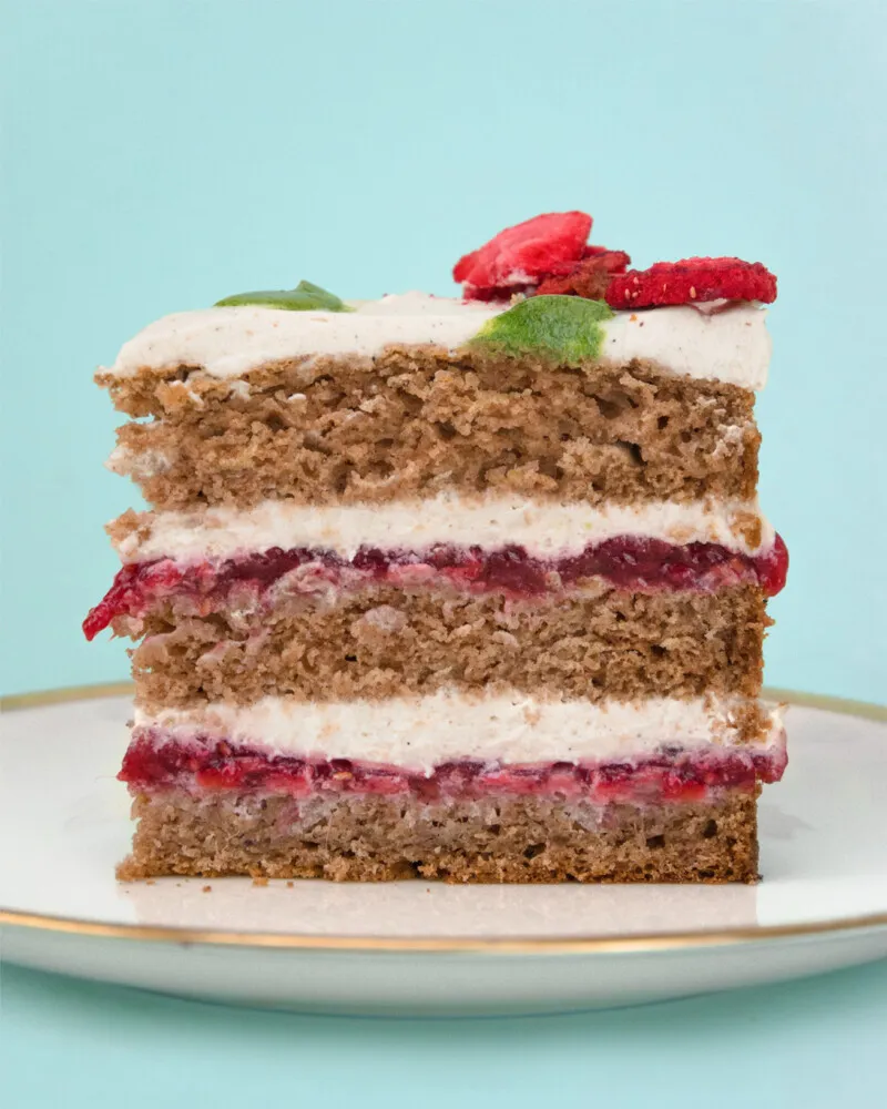 Stück eines Kuchens mit Frischkäse-Frosting