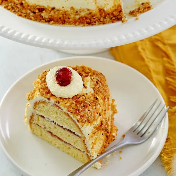 Stück Frankfurter Königskuchen, gefüllt mit Buttercreme und Konfitüre.
