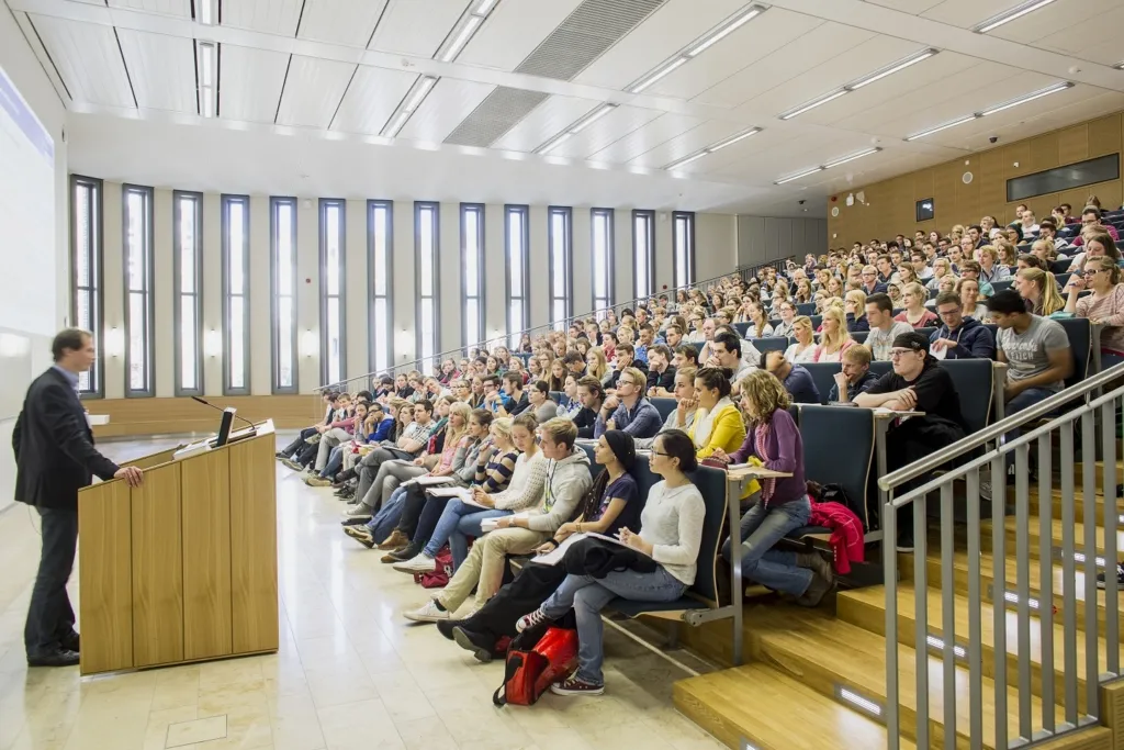 Studenten in einem Laborumfeld