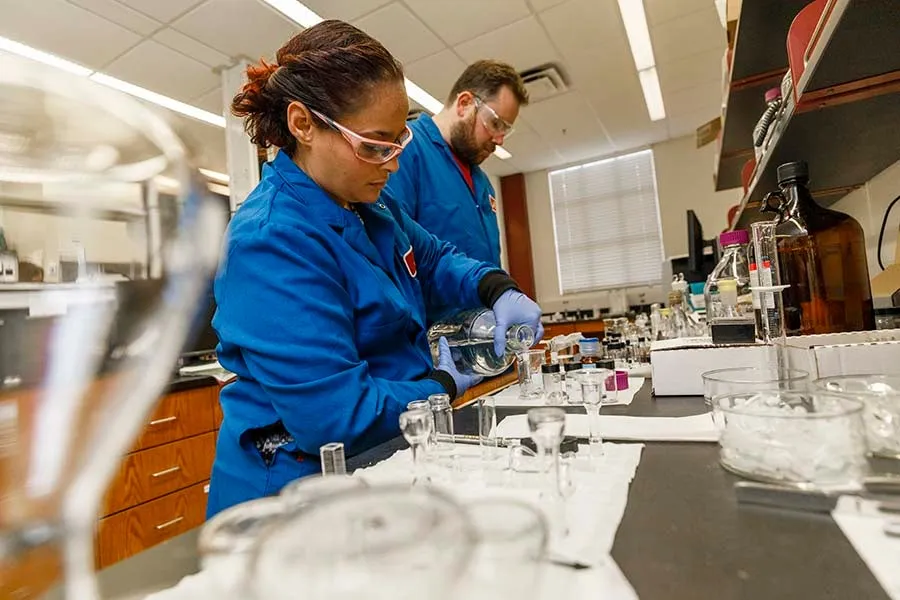 Studenten in einem modernen Labor in Deutschland