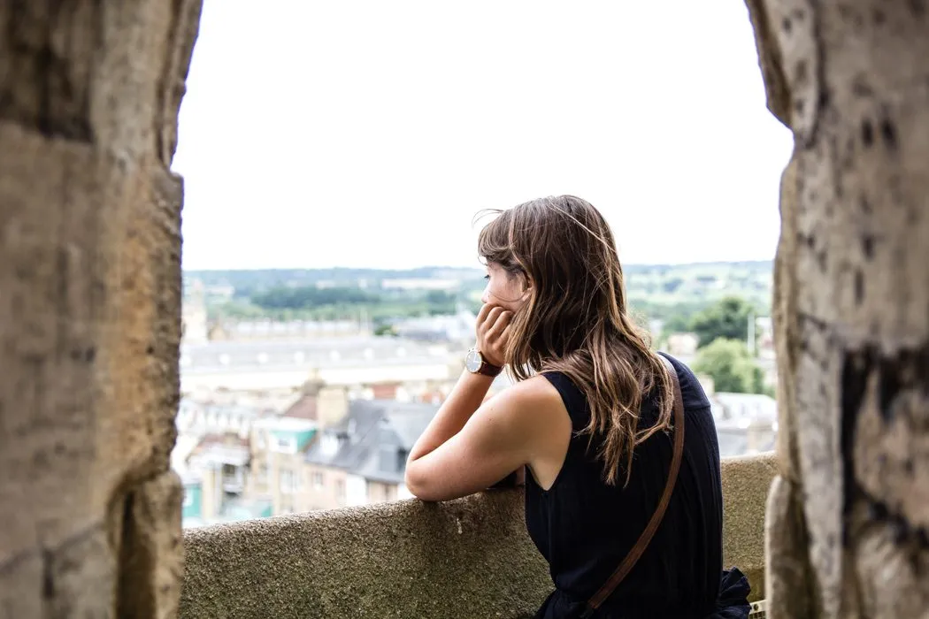 Studenten in Oxford vor einem historischen Gebäude