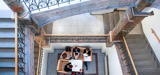 Studenten vor der Kultur- und Gesellschaftswissenschaftlichen Fakultät, symbolisch für das Studium der Geschichte, Sozialkunde und Politischen Bildung in Deutschland.