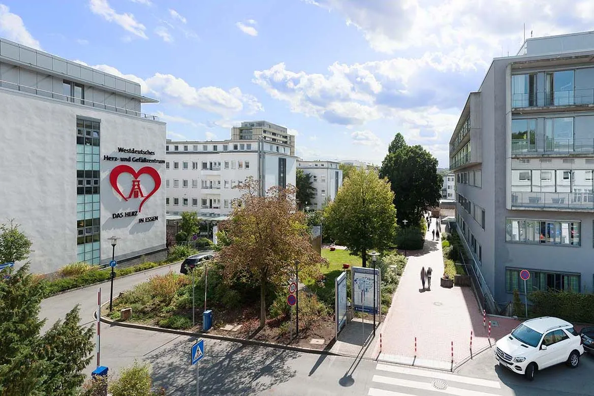 Studentenähnliche Gruppe in einem Auditorium