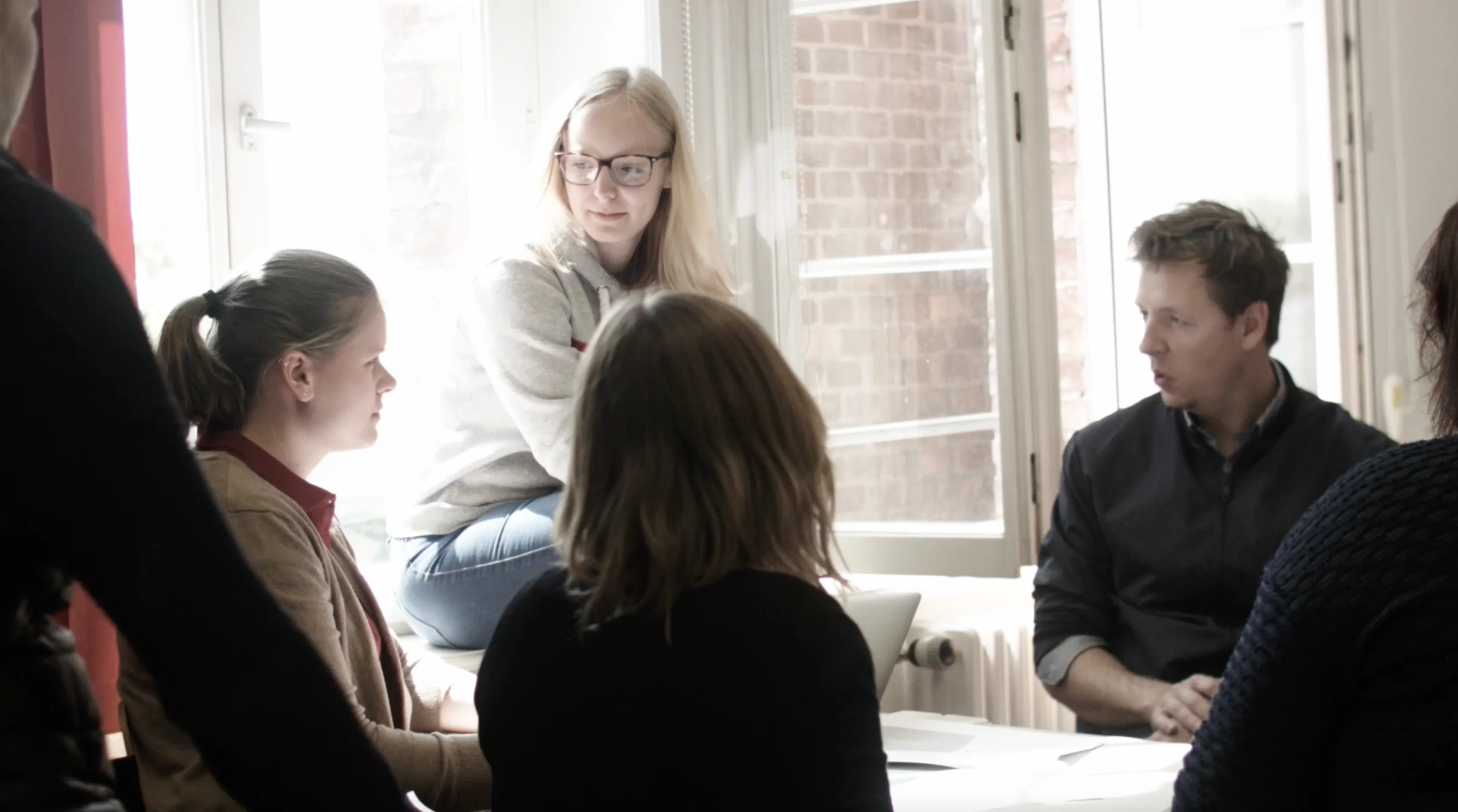 Studentin am Laptop, symbolisch für das Masterstudium Technologie und Innovationsmanagement in Brandenburg