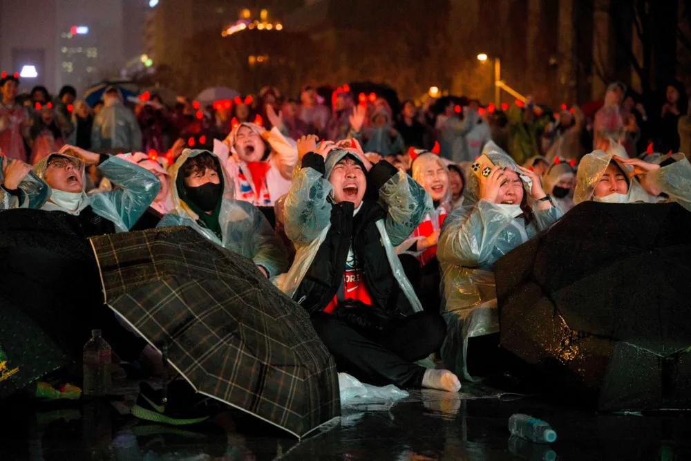 Südkoreanische Fußballfans mit Teufelshörnern reagieren emotional auf die spannenden Spielzüge beim Public Viewing des WM-Spiels Südkorea gegen Ghana in Seoul.