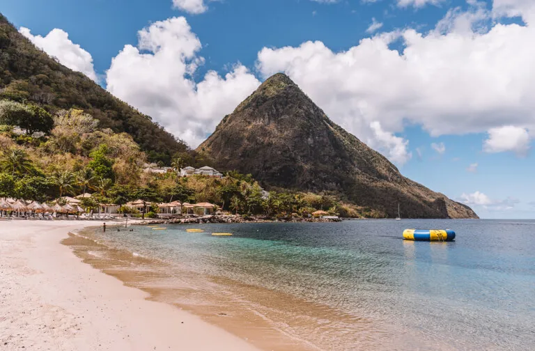 Sugar Beach, St. Lucia mit feinem Sand und türkisblauem Wasser