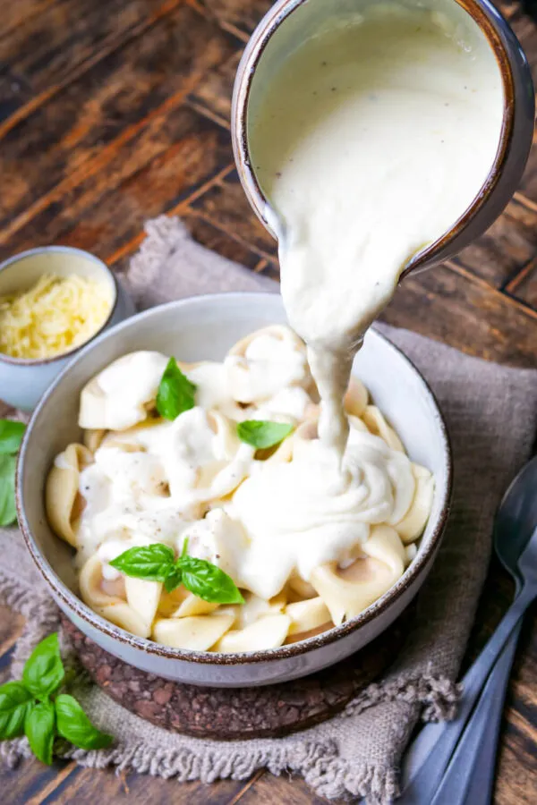 Super cremige Käsesoße umhüllt Tortellini, perfekt als schnelles Gericht für Liebhaber von Käsesoße.