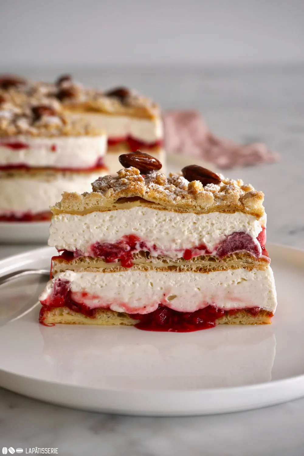 Super cremige Torte mit luftiger Vanillecreme, Rhabarberkompott und Böden aus Brandmasse oder auch Flockensahnetorte.